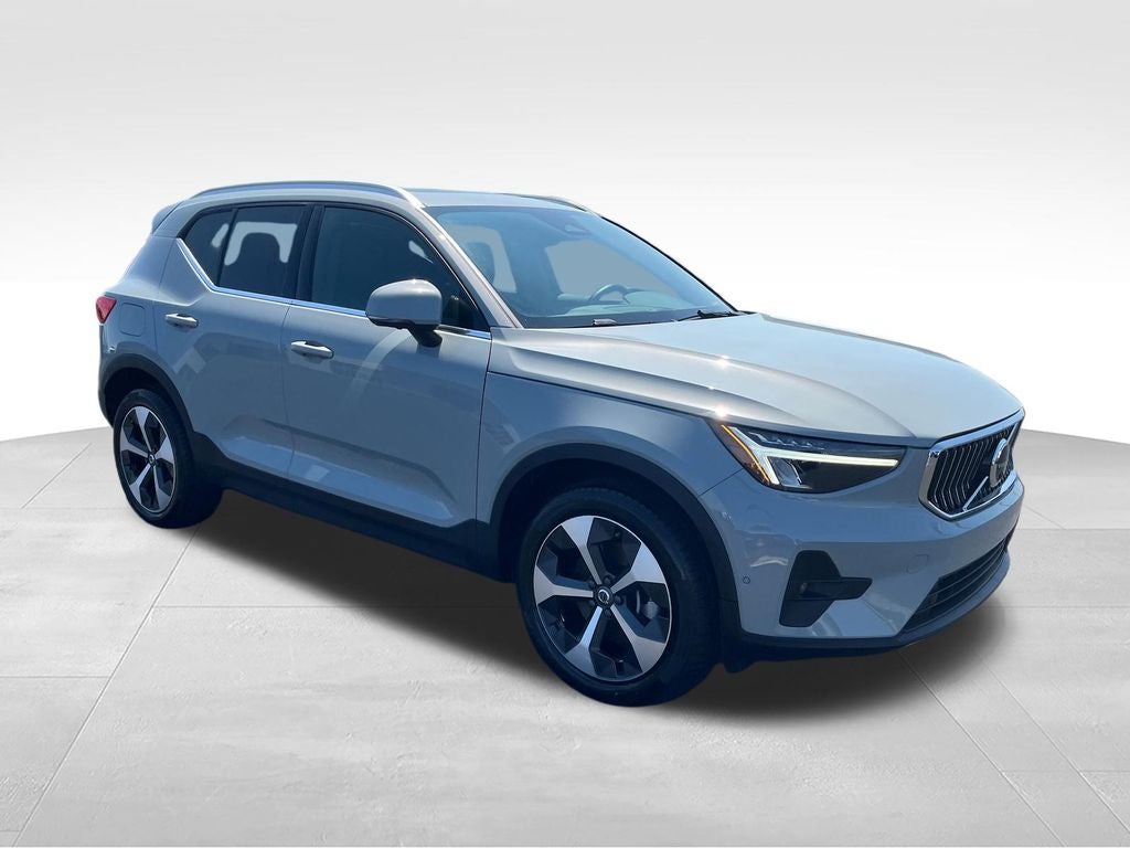 2025 Volvo XC40 B5 Plus Bright Theme