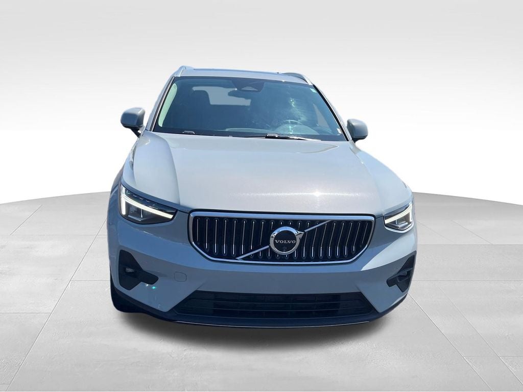 2025 Volvo XC40 B5 Plus Bright Theme