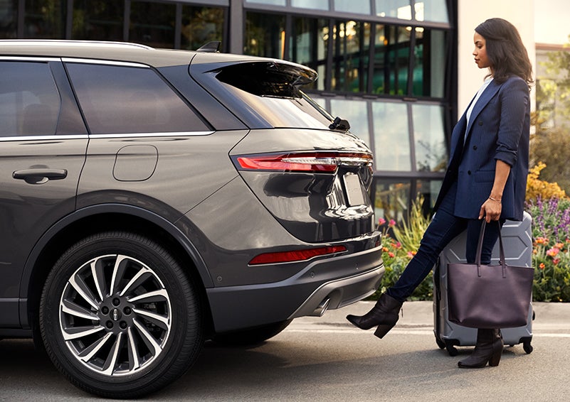 A woman with her hands full uses her foot to activate the available hands-free liftgate. | Don Franklin Lincoln Elizabethtown in Elizabethtown KY