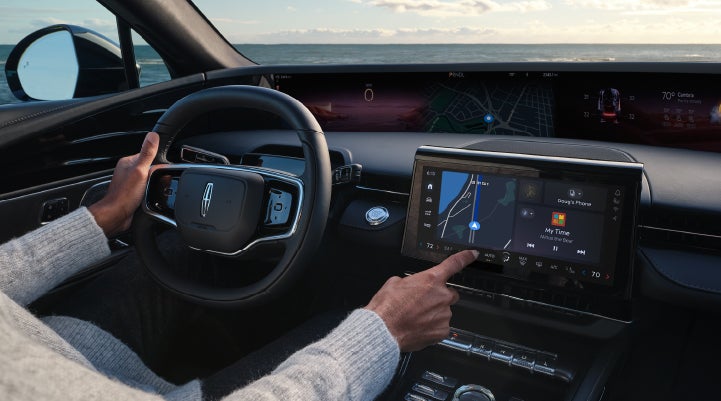 The driver of a 2024 Lincoln Nautilus® SUV interacts with the new Lincoln Digital Experience. | Don Franklin Lincoln Elizabethtown in Elizabethtown KY