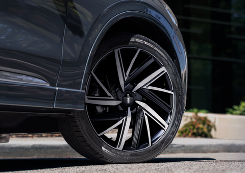 The rim of the 2025 Lincoln Aviator® SUV is shown slightly angled out. | Don Franklin Lincoln Elizabethtown in Elizabethtown KY
