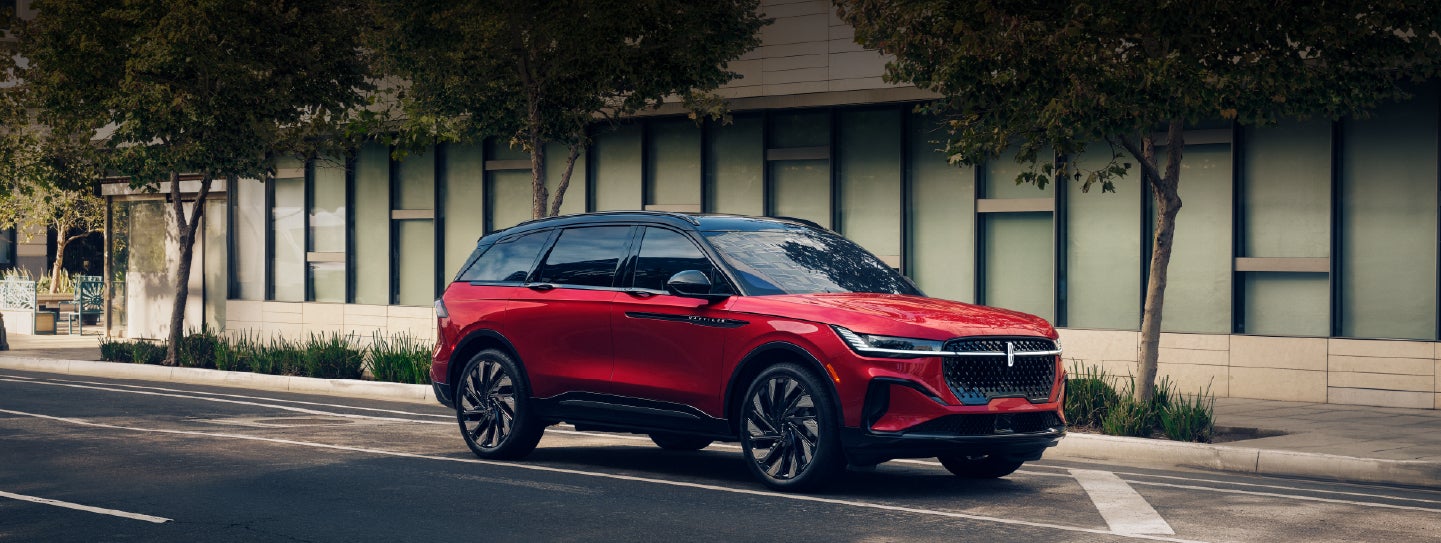 A 2025 Lincoln Nautilus® SUV with an available hybrid powertrain is parked in an urban setting. | Don Franklin Lincoln Elizabethtown in Elizabethtown KY