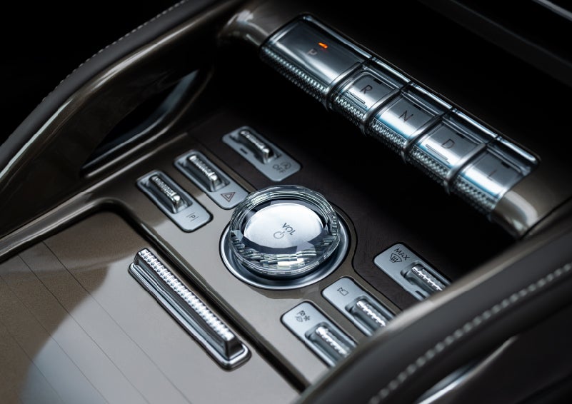 A crystal-inspired volume knob is shown in the center floor console of a 2025 Lincoln Nautilus® SUV. | Don Franklin Lincoln Elizabethtown in Elizabethtown KY