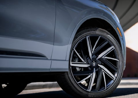 The wheel of the 2027 Lincoln Aviator® Black Label™ SUV is shown slightly angled out. | Don Franklin Lincoln Elizabethtown in Elizabethtown KY